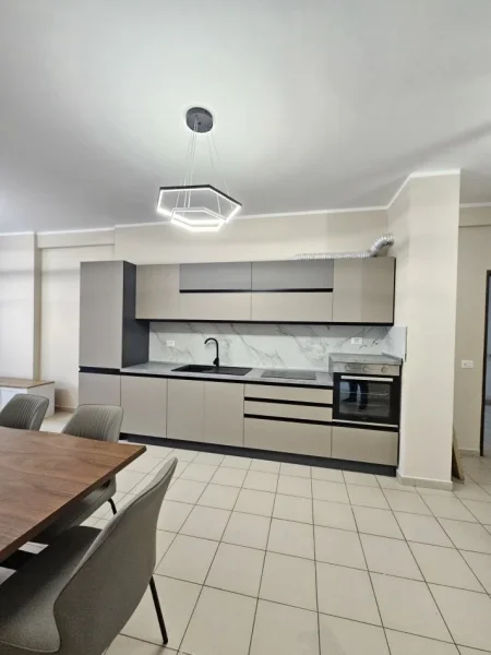 Tirane, jepet me qera apartament 2+1+Ballkon Kati 3, 100 m² 550 € (Loni ligori)