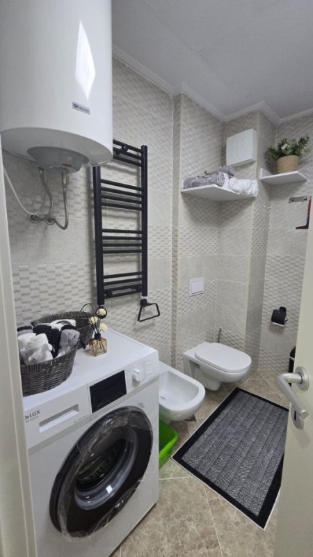 Tirane, jepet me qera apartament 2+1+Ballkon Kati 1, 95 m² 800 € (ISH PARKU)