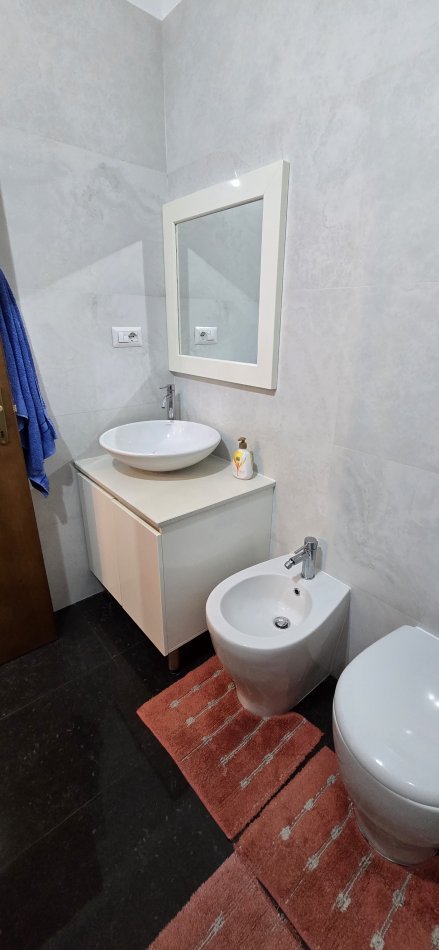 Tirane, jepet me qera apartament 2+1 Kati 7, 115 m² 750 € (PAZARI I RI)