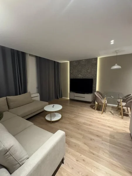 Tirane, jepet me qera apartament 2+1+Ballkon Kati 2, 94 m² 500 € (Univers City 2+1+Post Parkimi Totalisht i mobiluar dhe investuar)