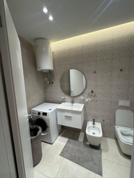 Tirane, jepet me qera apartament 2+1+Ballkon Kati 2, 94 m² 500 € (Univers City 2+1+Post Parkimi Totalisht i mobiluar dhe investuar)