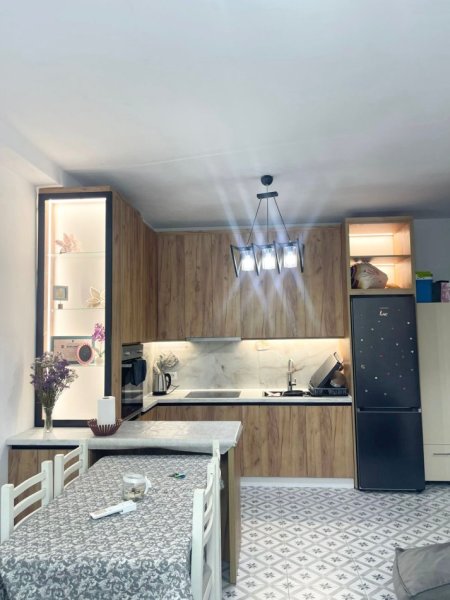 Tirane, jepet me qera apartament 1+1+Ballkon Kati 10, 65 m² 450 € (Rruga e Kavajes)