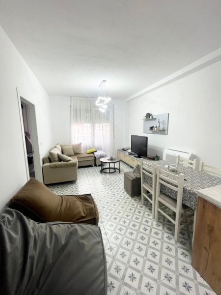Tirane, jepet me qera apartament 1+1+Ballkon Kati 10, 65 m² 450 € (Rruga e Kavajes)