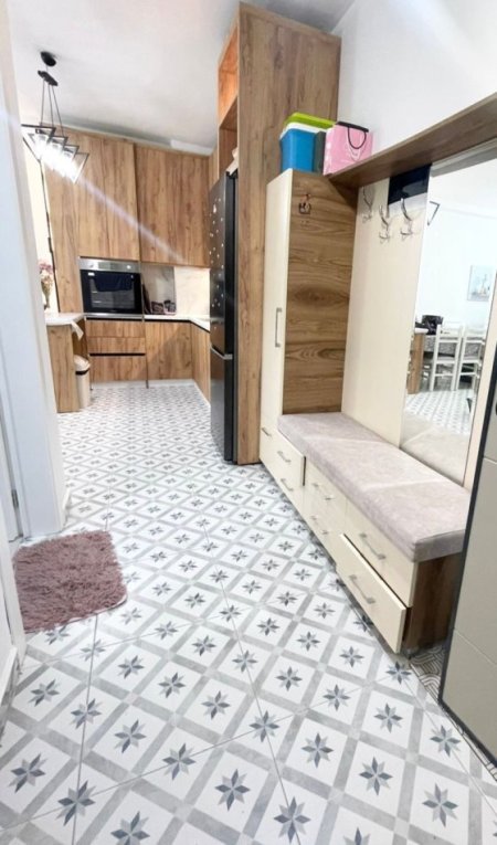 Tirane, jepet me qera apartament 1+1+Ballkon Kati 10, 65 m² 450 € (Rruga e Kavajes)