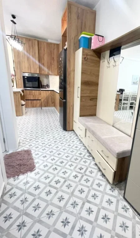 Tirane, jepet me qera apartament 1+1+Ballkon Kati 10, 65 m² 450 € (Rruga e Kavajes)