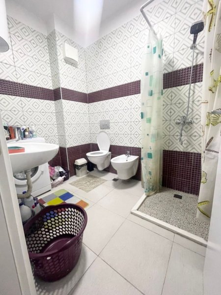 Tirane, jepet me qera apartament 1+1+Ballkon Kati 10, 65 m² 450 € (Rruga e Kavajes)