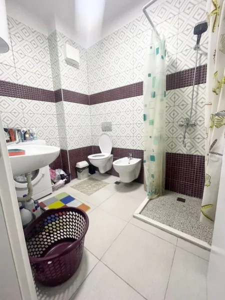 Tirane, jepet me qera apartament 1+1+Ballkon Kati 10, 65 m² 450 € (Rruga e Kavajes)