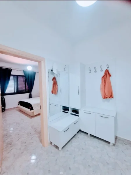 Durres, jepet me qera apartament 1+1 , 400 € (Prane Hotel Palace, plazh)