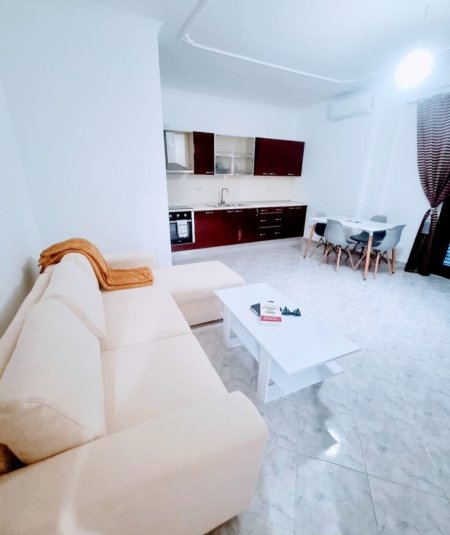 Durres, jepet me qera apartament 1+1 , 400 € (Prane Hotel Palace, plazh)