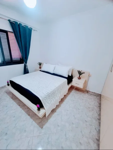 Durres, jepet me qera apartament 1+1 , 400 € (Prane Hotel Palace, plazh)