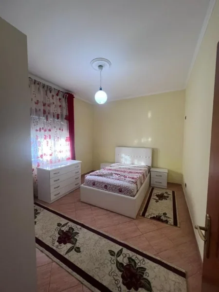 Tirane, jepet me qera shtepi 2+1+Ballkon Kati 1, 500 € 