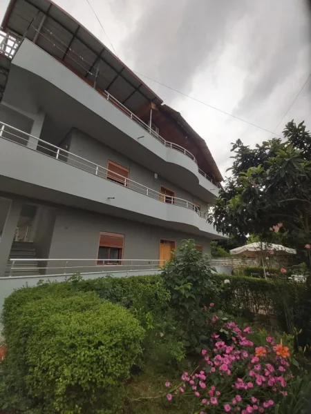 Tirane, jepet me qera shtepi 2+1+Ballkon Kati 1, 500 € 