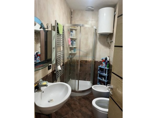 Tirane, shitet apartament 2+1+Ballkon Kati 2, 110 m² 165.000 € (Xhamlliku)