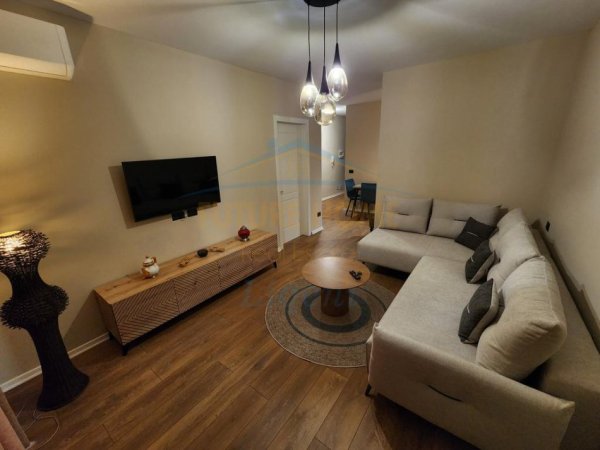 Tirane, jepet me qera apartament 1+1+Ballkon Kati 4, 69 m² 650 € (Liqeni i Thate)