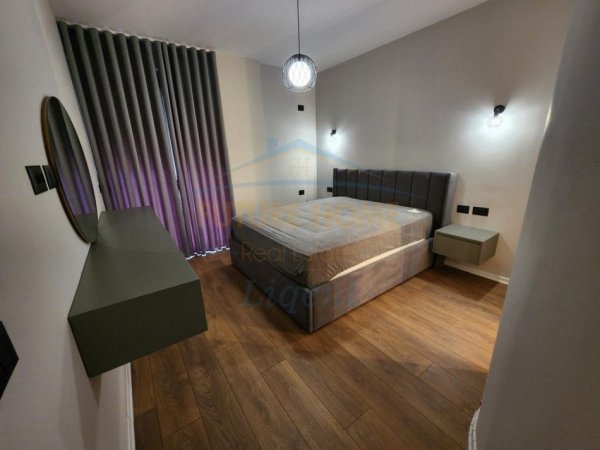 Tirane, jepet me qera apartament 1+1+Ballkon Kati 4, 69 m² 650 € (Liqeni i Thate)