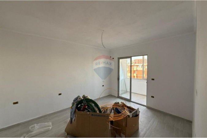 Tirane, jepet me qera apartament 2+1+Ballkon , 70 m² 700 € (Qender)