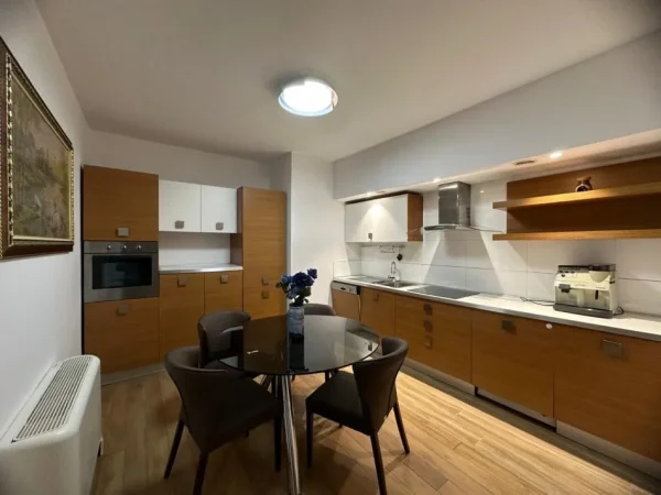 Tirane, jap me qera apartament 1+1 Kati 10, 83 m² 950 € (Rruga Sami Frasheri)