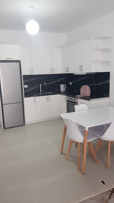 Tirane, jap me qera apartament 2+1+Ballkon Kati 4, 108 m² 750 € (Qsut Rruga Kongresi i Manastirit)