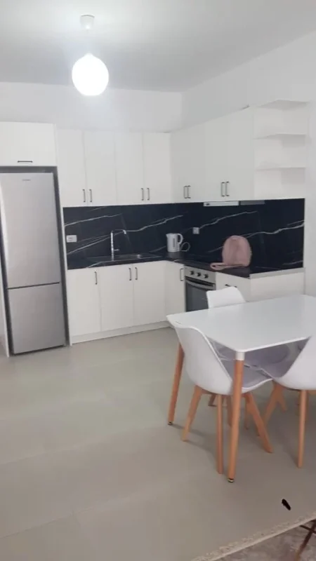 Tirane, jap me qera apartament 2+1+Ballkon Kati 4, 108 m² 750 € (Qsut Rruga Kongresi i Manastirit)