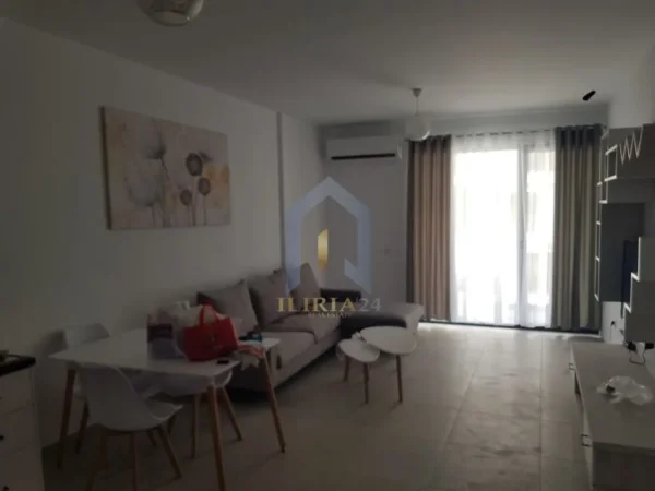 Tirane, jap me qera apartament 2+1+Ballkon Kati 4, 108 m² 750 € (Qsut Rruga Kongresi i Manastirit)