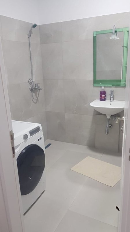 Tirane, jap me qera apartament 2+1+Ballkon Kati 4, 108 m² 750 € (Qsut Rruga Kongresi i Manastirit)