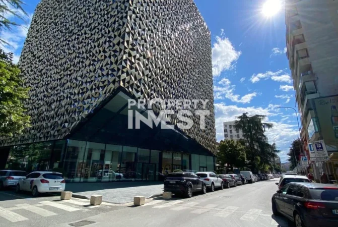 Tirane, jepet me qera dyqan Kati 0, 80 m² 2.500 € (Blloku)