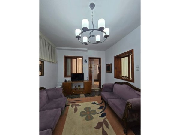 Tirane, jepet me qera apartament 3+1 Kati 1, 100 m² 500 € (Varri i Bamit)