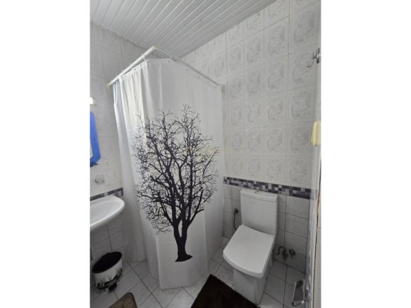 Tirane, jepet me qera apartament 3+1 Kati 1, 100 m² 500 € (Varri i Bamit)