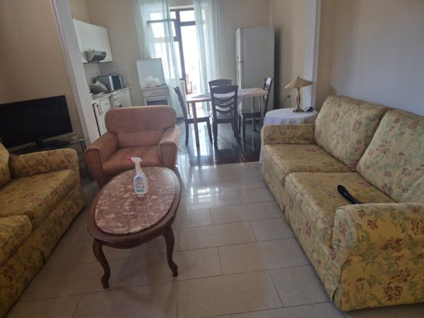 Tirane, jepet me qera apartament 1+1 Kati 1, 70 m² 450 € (Medreseja)
