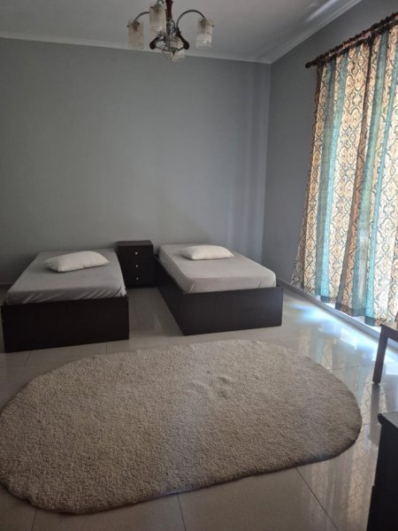 Tirane, jepet me qera apartament 1+1 Kati 1, 70 m² 450 € (Medreseja)