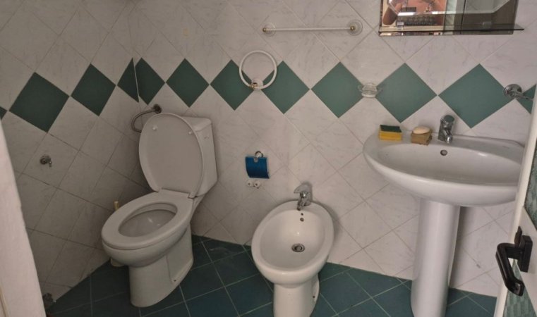 Tirane, jepet me qera apartament 1+1 Kati 1, 70 m² 450 € (Medreseja)