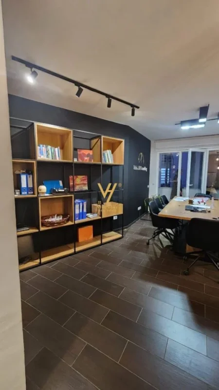 Tirane, jepet me qera zyre Kati 1, 85 m² 850 € (RRUGA E KOSOVARVE)