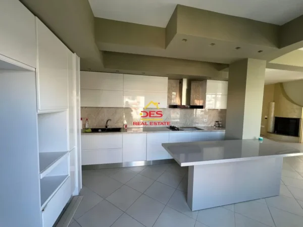 Vlore, shitet apartament 3+1+Ballkon Kati 3, 204 m² 199.000 € (Rruga Sulejman Delvina)