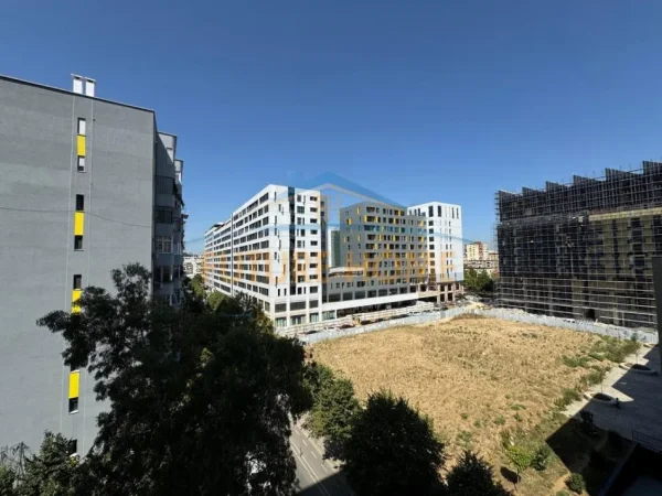 Tirane , Shiten 2 Apartamente 1+1 dhe një Studio  330.000 € (Rruga e Kavajes)