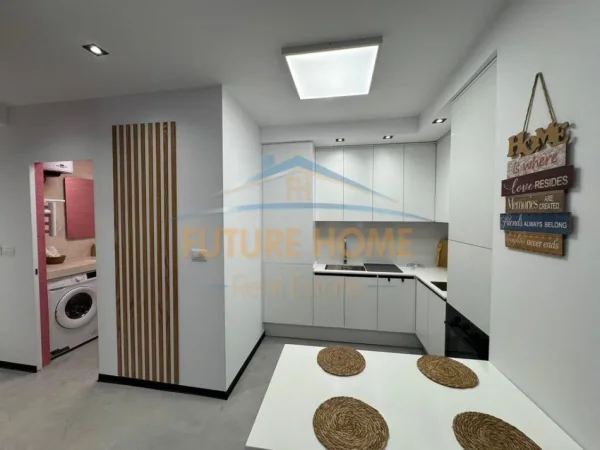Tirane , Shiten 2 Apartamente 1+1 dhe një Studio  330.000 € (Rruga e Kavajes)