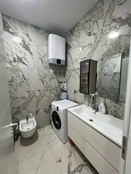Tirane, jepet me qera apartament 1+1 , 58 m² 600 € (Grand Residence Fusha Aviacionit)