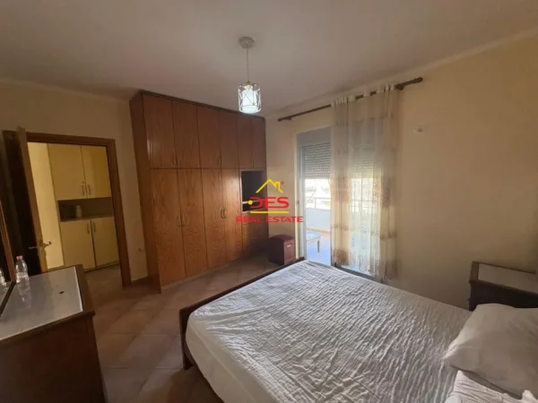 Vlore, jepet me qera apartament 1+1+Ballkon Kati 6, 70 m² 350 € (Rruga Rushit Gurishova)