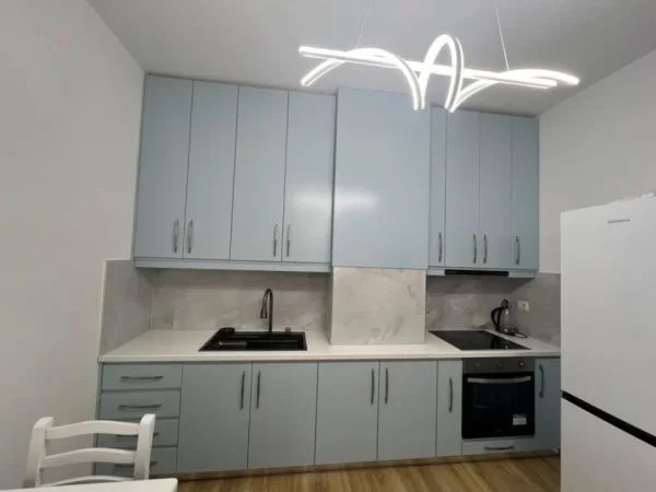 Tirane, jepet me qera apartament 1+1+Ballkon Kati 3, 600 € (FUSHA AVIACIONIT)
