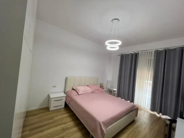 Tirane, jepet me qera apartament 1+1+Ballkon Kati 3, 600 € (FUSHA AVIACIONIT)