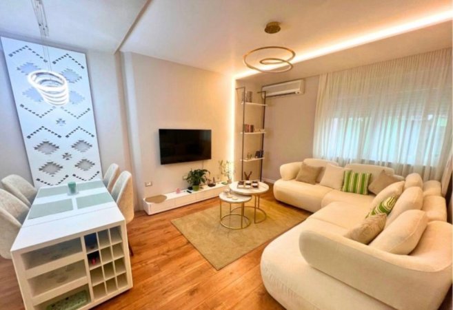 Tirane, jepet me qera apartament 1+1+Ballkon Kati 2, 71 m² 1.200 € (Garda e Republikes)