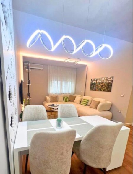 Tirane, jepet me qera apartament 1+1+Ballkon Kati 2, 71 m² 1.200 € (Garda e Republikes)