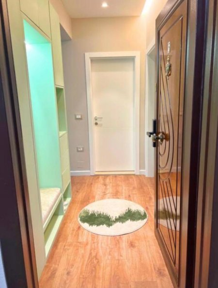 Tirane, jepet me qera apartament 1+1+Ballkon Kati 2, 71 m² 1.200 € (Garda e Republikes)