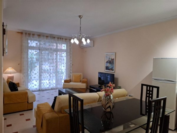 Tirane, jepet me qera apartament 1+1+Aneks+Ballkon Kati 3, 99 m² 650 € (kodra e diellit)