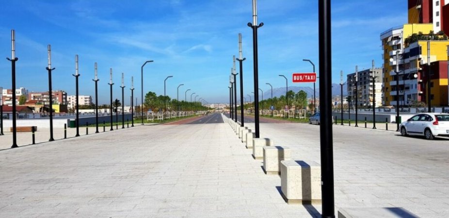 Jepet me Qera Apartament 3+1 tek Stacioni i Trenit , Kati 2, 100 m² 800 mije leke per 5 goca