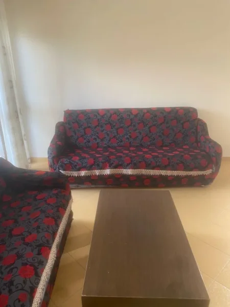 Jepet me Qera Hyrje 2+1 ne Porcelan afer UET (Shtëpi Private),  450 Euro