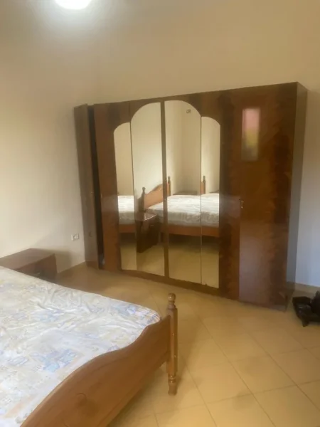 Jepet me Qera Hyrje 2+1 ne Porcelan afer UET (Shtëpi Private),  450 Euro