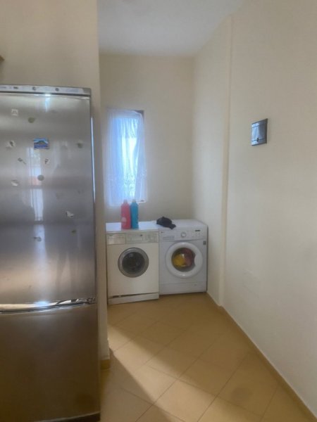 Jepet me Qera Hyrje 2+1 ne Porcelan afer UET (Shtëpi Private),  450 Euro