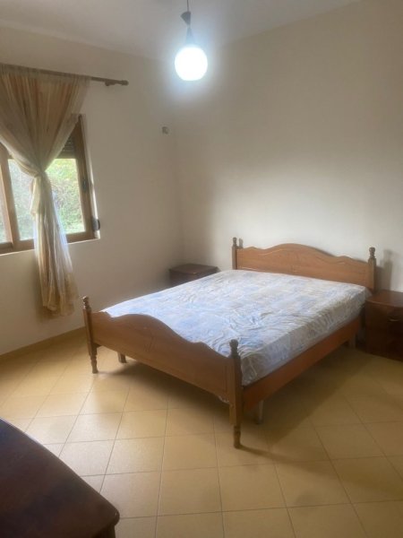 Jepet me Qera Hyrje 2+1 ne Porcelan afer UET (Shtëpi Private),  450 Euro