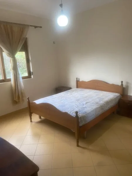 Jepet me Qera Hyrje 2+1 ne Porcelan afer UET (Shtëpi Private),  450 Euro