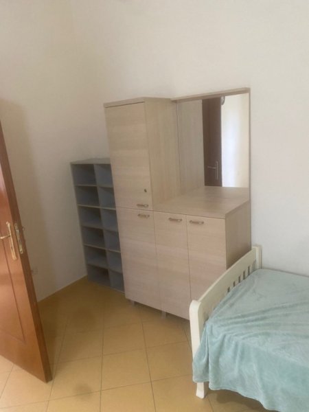 Jepet me Qera Hyrje 2+1 ne Porcelan afer UET (Shtëpi Private),  450 Euro